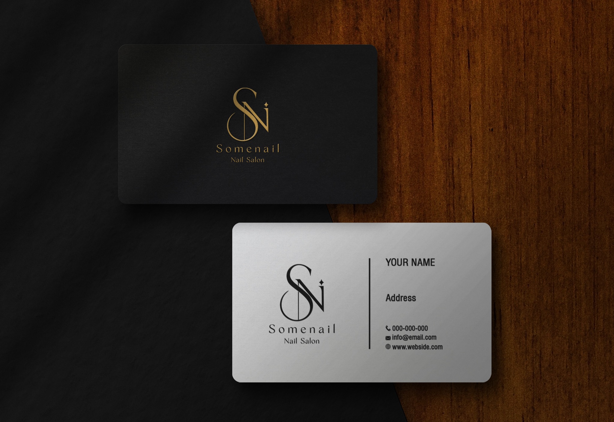 SOMENAIL 금색 모노그램을 적용한 검정 명함 앞면과 흰색 뒷면 목업